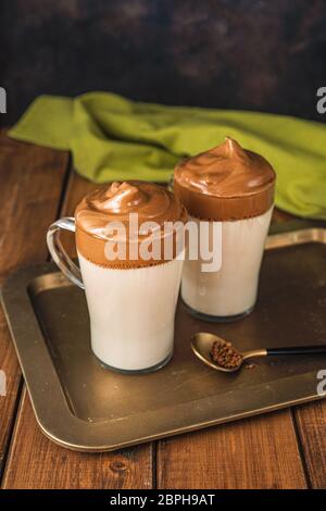 Nahaufnahme von zwei Gläsern mit trendy Kaffee Dalgona durch Aufschlagen Instant-Kaffee mit Wasser und Zucker Stockfoto