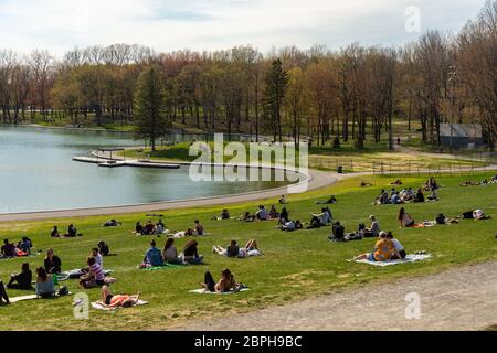 Montreal, CA - 18. Mai 2020: Menschen treffen sich während der Coronavirus-Pandemie in der Nähe des Beaver Lake Stockfoto