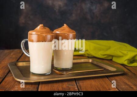 Zwei Gläser mit trendy Kaffee Dalgona durch Aufschlagen Instant-Kaffee mit Wasser und Zucker Stockfoto