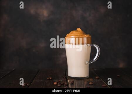 Eine Glas Tasse Schlagsahne Instant-Kaffee Dalgona auf dunklen rustikalen Hintergrund Stockfoto
