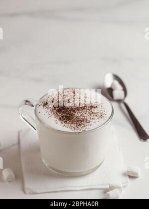 Babyccino - Schlagmilch oder Sahne mit Kakao oder Zimtpulver und Marshmallow. Idee und Rezept für Kindergetränk - warme Schlagmilch, ohne Kaffee. Ba Stockfoto