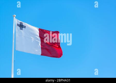 Die maltesische Flagge in Valletta, Malta fliegen vor blauem Himmel Stockfoto