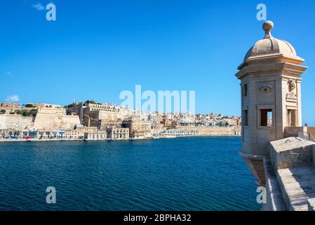 Blick auf den Grand Harbour von Valletta und Gardjola Gärten in Senglea, Malta gesehen Stockfoto