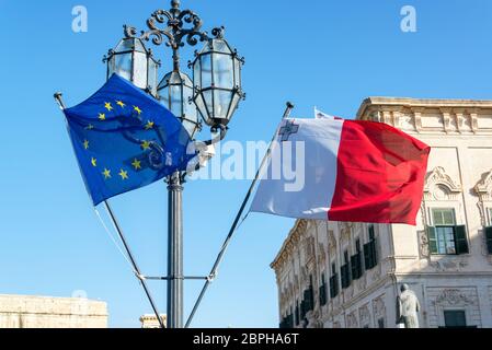 Die maltesische Flagge Seite an Seite mit der Fahne der Europäischen Union in Valletta, Malta Stockfoto