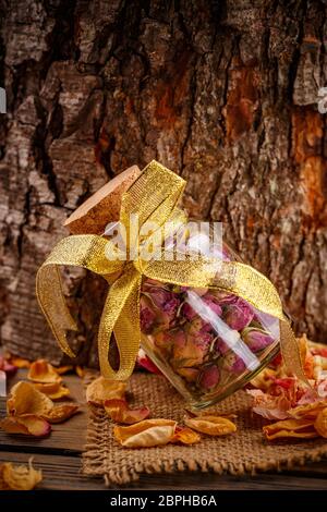 Knospen von Tea Rose im Glas Stockfoto