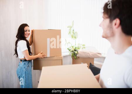 Junges Paar mit großen Karton bei neuen Zuhause.Umzug Haus Stockfoto
