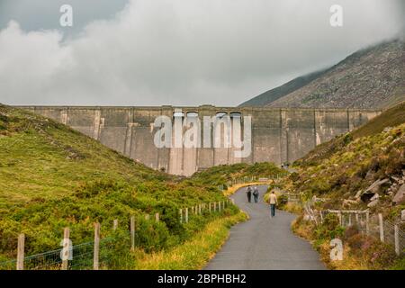 Wanderer nähern sich dem Ben Crom Dam in der Nähe von Kilkeel in der Grafschaft Down Northern Ireland Stockfoto