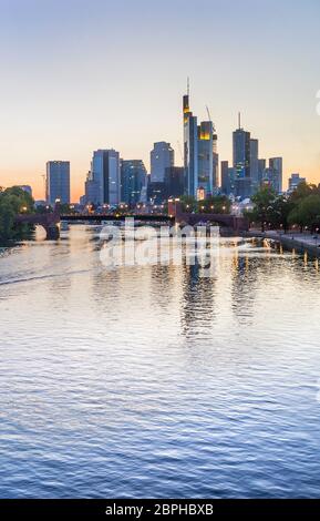 Am Abend Blick auf die Stadt der modernen Architektur, Main, Frankfurt, Deutschland Stockfoto