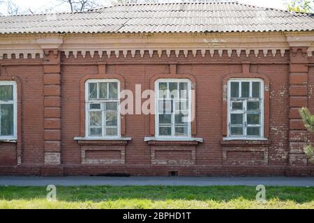 Slavyansk-on-Kuban, Russland - 25. April 2019: Altes Gebäude des 19. Jahrhunderts im antiken Stil. Stockfoto