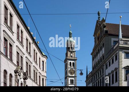 Blick auf Turm von St. Peter und Rathaus mit blauem Himmel in der Stadt Augsburg, Bayern, Deutschland Stockfoto