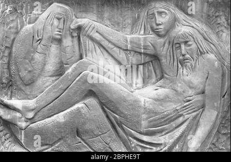 Bas-Relief, die das Mitleid von Michelangelo. Heilige Maria, Mutter und Jesus Christus nach der Kreuzigung. Es kann für Konzepte und Veranstaltungen genutzt werden. Stockfoto