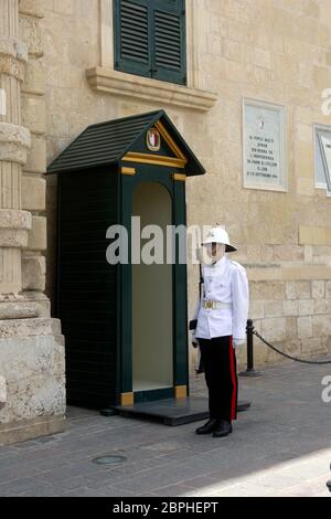 Ein Wachposten vor dem Großmeisterpalast in Valletta, Malta. Stockfoto