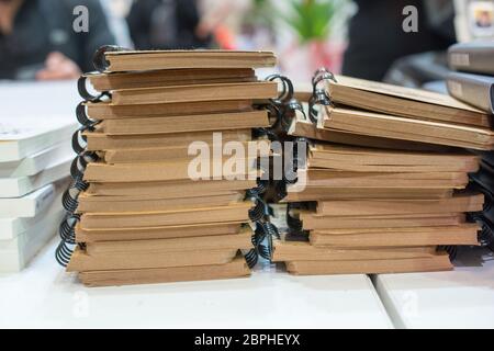 Stapel von Büchern als Bildung und Business Konzept gespeichert Stockfoto