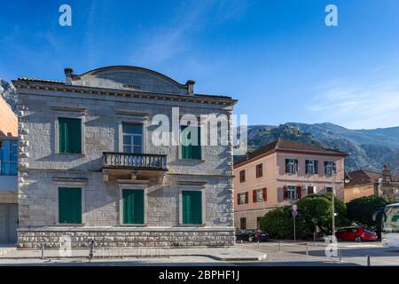 Ein gealtertes Haus mit Fahrrad davor, Stadt Kotor, 02. Januar 2020, Montenegro Stockfoto