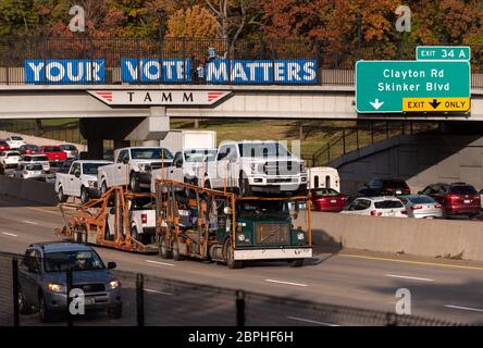 Ihre Stimme Angelegenheiten Aktivisten demonstrieren mit Zeichen, die Wähler aufrufen, an den Zwischenwahlen 2018 in St. Louis Missouri USA teilzunehmen Stockfoto