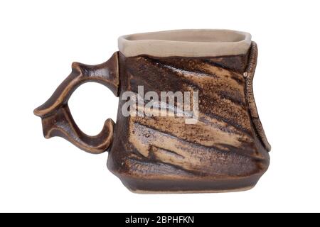 Eine braune Ton Tasse auf einem weißen Hintergrund. Runde cirle Raum für Design. Makro. Stockfoto