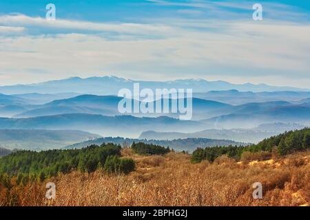 Berge im Nebel, Veliko Tarnovo, Bulgarien Stockfoto