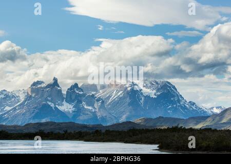 Die zerklüfteten Gipfel des Cuernos del Paine, mit blauem Himmel und weißen Wolken über, jenseits des Lago Pehoe, Torres del Paine Nationalpark, Patagonien, Chile Stockfoto