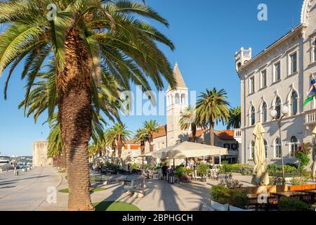 Schöne Sommer Blick auf Trogir Altstadt in Kroatien