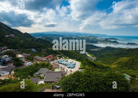 Jiufen, Taiwan - 07. November 2018: Touristen beobachten am 07. November 2018 in Jiufen, Taiwan, einen Panoramablick über die Küste Taiwans Stockfoto