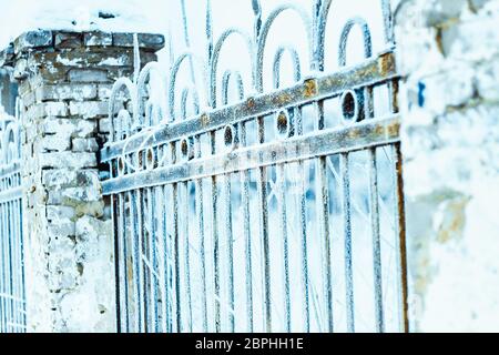 Metall Zaun im Raureif auf einen unscharfen Hintergrund. Stockfoto
