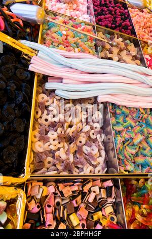 Karamellbonbons und Bonbons. Einzelhandel. Sammlung von bunten Gummibärchen Bonbons auf dem Markt Stockfoto