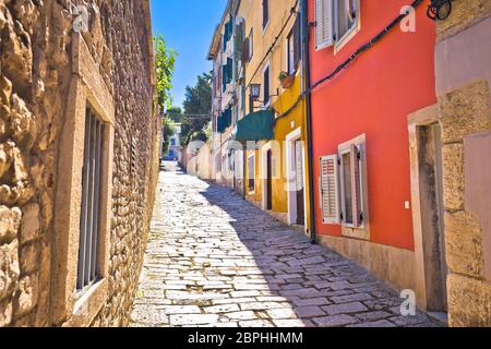 Sonnige bunte Stone Street der antiken Pula, Istrien, Kroatien Stockfoto