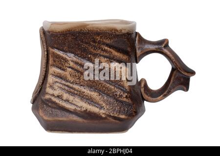 Eine braune Ton Tasse auf einem weißen Hintergrund. Runde cirle Raum für Design. Makro. Stockfoto