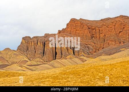 Red Rock Columns ragen aus der Wüste im Golden Canyon nahe Zabriskie Point im Death Valley National Park in Kalifornien Stockfoto