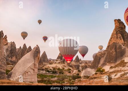 Heißluftballons über die berühmte Landschaft von Kappadokien, Türkei Fliegen Stockfoto