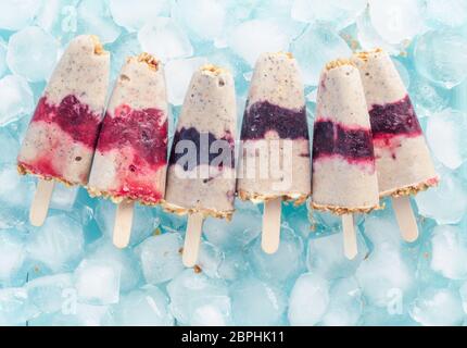 Hausgemachter Eisbecher mit Beeren, Müsli und Chia-Samen. Gesundes Sommerfrühstück Konzept. Moosabstiel aus Joghurt und Banane mit Beeren und Stockfoto