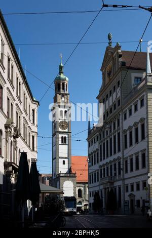 Blick auf Turm von St. Peter und Rathaus mit blauem Himmel in der Stadt Augsburg, Bayern, Deutschland Stockfoto