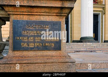 Das Haus der Estates, Säätytalo, Namensschild. Das Gebäude im Neorenaissance-Stil dient als Veranstaltungsort für Tagungen und offizielle Veranstaltungen. Helsinki, Finnland. Stockfoto