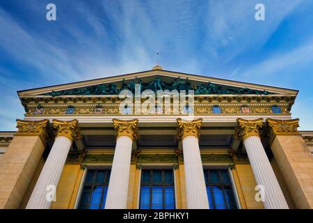 Das Haus der Stände, Säätytalo, Detail: Tympanon mit symbolischer Skulptur von Emil Wickström, 1903, und korinthischen Säulen. Helsinki, Finnland. Stockfoto