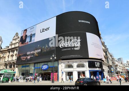 London, Großbritannien, 1. Juni 2019: Berühmte Piccadilly Circus Neue elektronische Werbetonwände in London, England, Vereinigtes Königreich, Europa Stockfoto