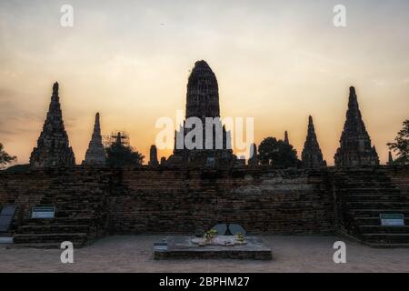 Wat Chaiwatthanaram Haupt zentralen Prang während Sonnenuntergang Stunden in der Nähe des Flussufers genommen. Aufgenommen in Ayutthaya, Thailand Stockfoto