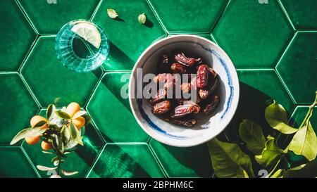 Flacher Einlage von islamischem Ramadan Iftar-Essen über einem grünen Fliesentisch Stockfoto