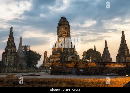 Wat Chaiwatthanaram Haupt zentralen Prang während Sonnenuntergang Stunden in der Nähe des Flussufers genommen. Aufgenommen in Ayutthaya, Thailand Stockfoto