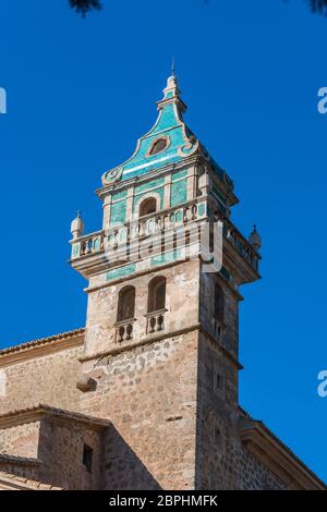 Schöne Aussicht. Turm des Klosters in Valldemossa. In der Nähe der Sierra de Tramuntana. Stockfoto