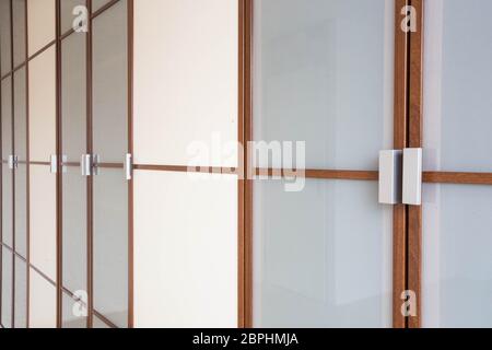 Holz weißen Schranktüren schließen für Kleidung modernes neues Design mit braun Stockfoto