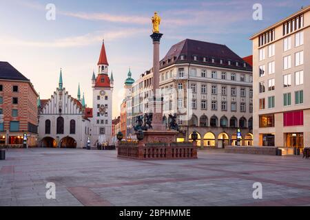 München. Stadtbild des Marien-Platzes in München bei Sonnenaufgang. Stockfoto