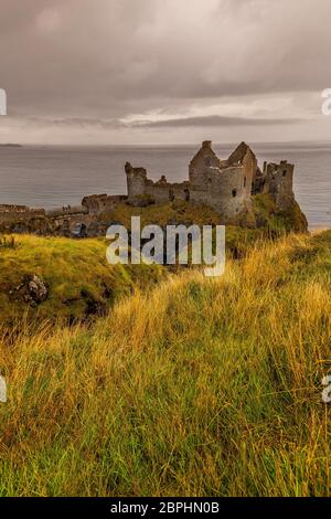 Dunluce Castle in der Nähe von Bushmills und dem Giants Causeway in Nordirland Stockfoto