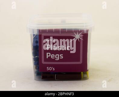 Alberton, Südafrika - ein Behälter von Pick n Pay Kunststoff-Waschpflöcken isoliert auf einem klaren Hintergrundbild mit Kopierraum Stockfoto