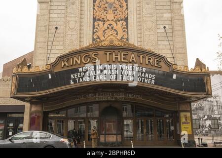 Das Wahrzeichen Kings Theatre auf der Flatbush Avenue in Brooklyn mit einer "Take Care"-Botschaft auf seinem Festzelt, während es während der Covid-19-Pandemie geschlossen war. Stockfoto