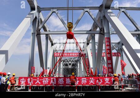 Zhengzhou, Chinas Provinz Henan. Mai 2020. Arbeiter werden auf der Baustelle einer Brücke über den Gelben Fluss in Zhengzhou, Zentralchina, Provinz Henan, am 19. Mai 2020 gesehen. Die 2016 Meter lange Brücke hat sich am Dienstag zusammengeschlossen. Das Obergeschoss ist eine sechsspurige Schnellstraße, während das untere Stockwerk eine vierspurige Eisenbahn ist.die Brücke ist ein Teil der Eisenbahnlinie von Zhengzhou nach Jinan, der ostchinesischen Provinz Shandong. Kredit: Zhu Xiang/Xinhua/Alamy Live News Stockfoto