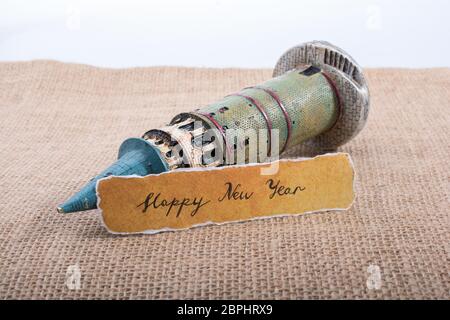 Frohes neues Jahr geschrieben zerrissenes Papier auf Galata Tower Modell Stockfoto