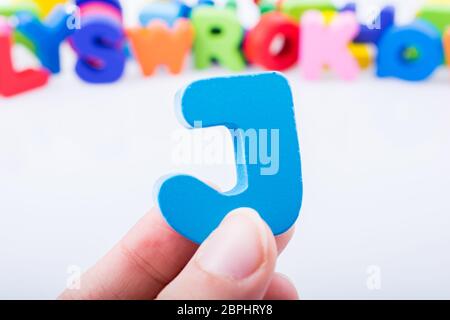 Schreiben cube von J von Alphabet aus Holz Stockfoto