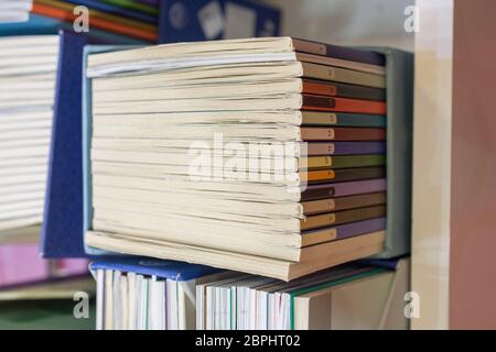 Stapel von Büchern als Bildung und Business Konzept gespeichert Stockfoto