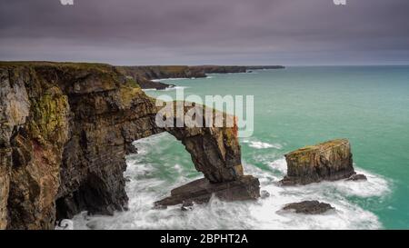 Die Green Bridge of Wales. Ein dramatischer Felsbogen an der Küste von Pembrokeshire in South Wales. Stockfoto