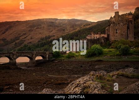 Eilean Donan Castle, ein malerisches Schloss auf einer kleinen Gezeiteninsel, wo sich drei Seewege treffen, im Dorf Dornie Stockfoto